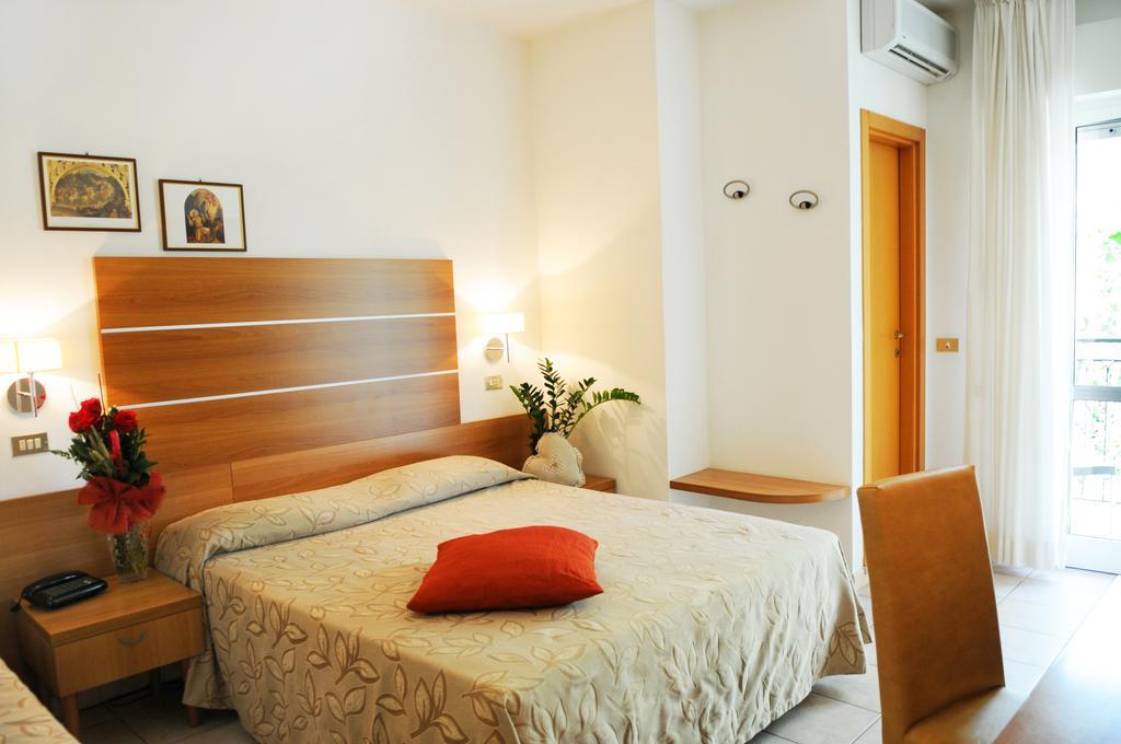 Hotel Prater Чезенатіко Екстер'єр фото